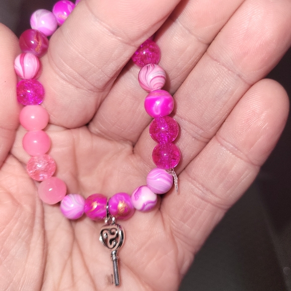 Hi there. I make handmade jewelry by me. I have many different kinds of stuff. - Picture 4 of 6